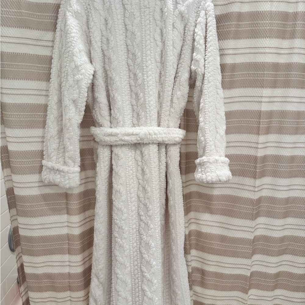 Cozy White Textured Robe - Picture 2 of 3